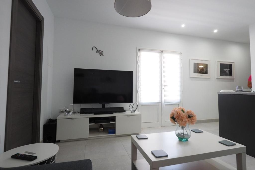 Private Apartment With Mountain And Sea Views, La Asomada, Lanzarote Tías Exteriör bild